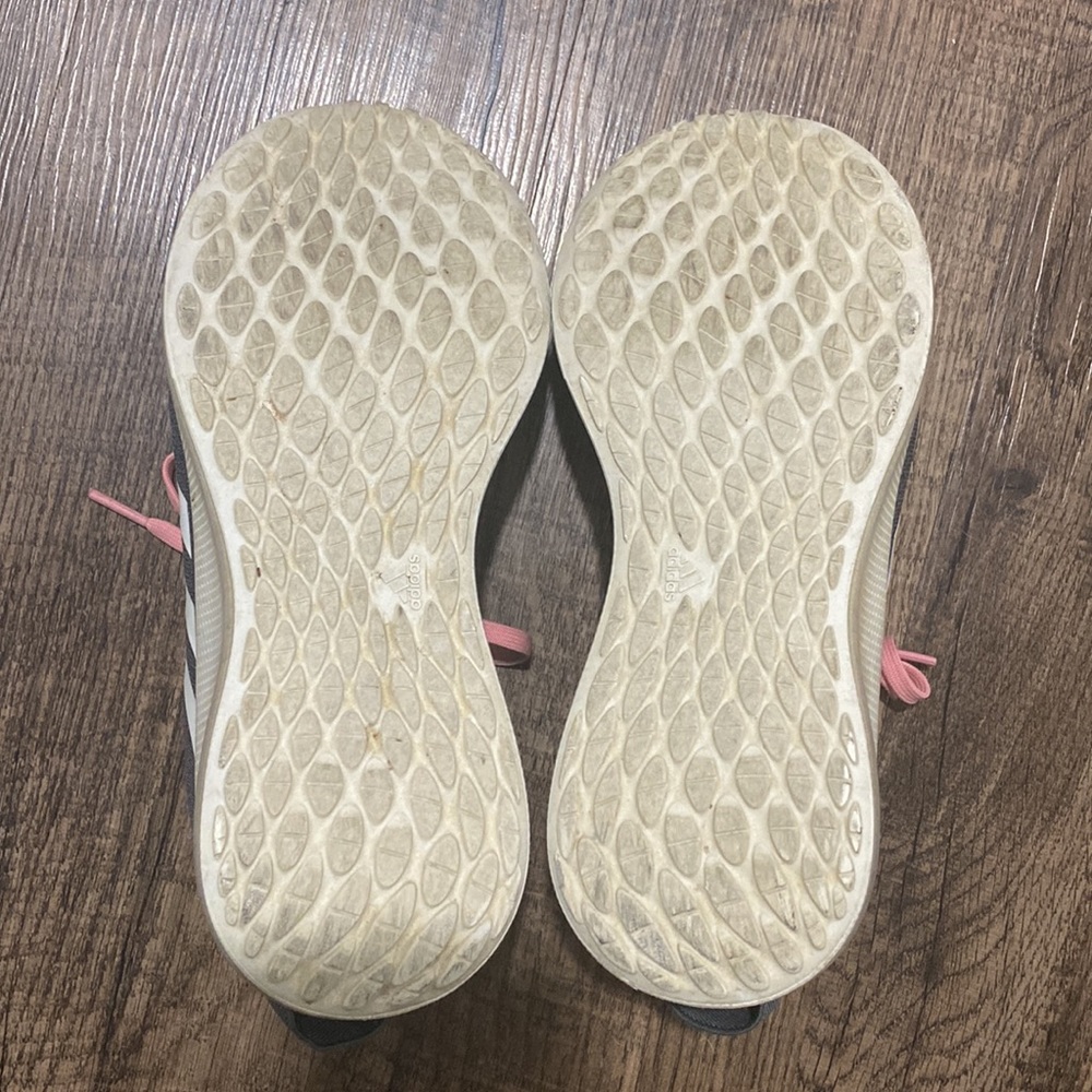 Ladies Adidas Tennis Shoes - Picture 4 of 9